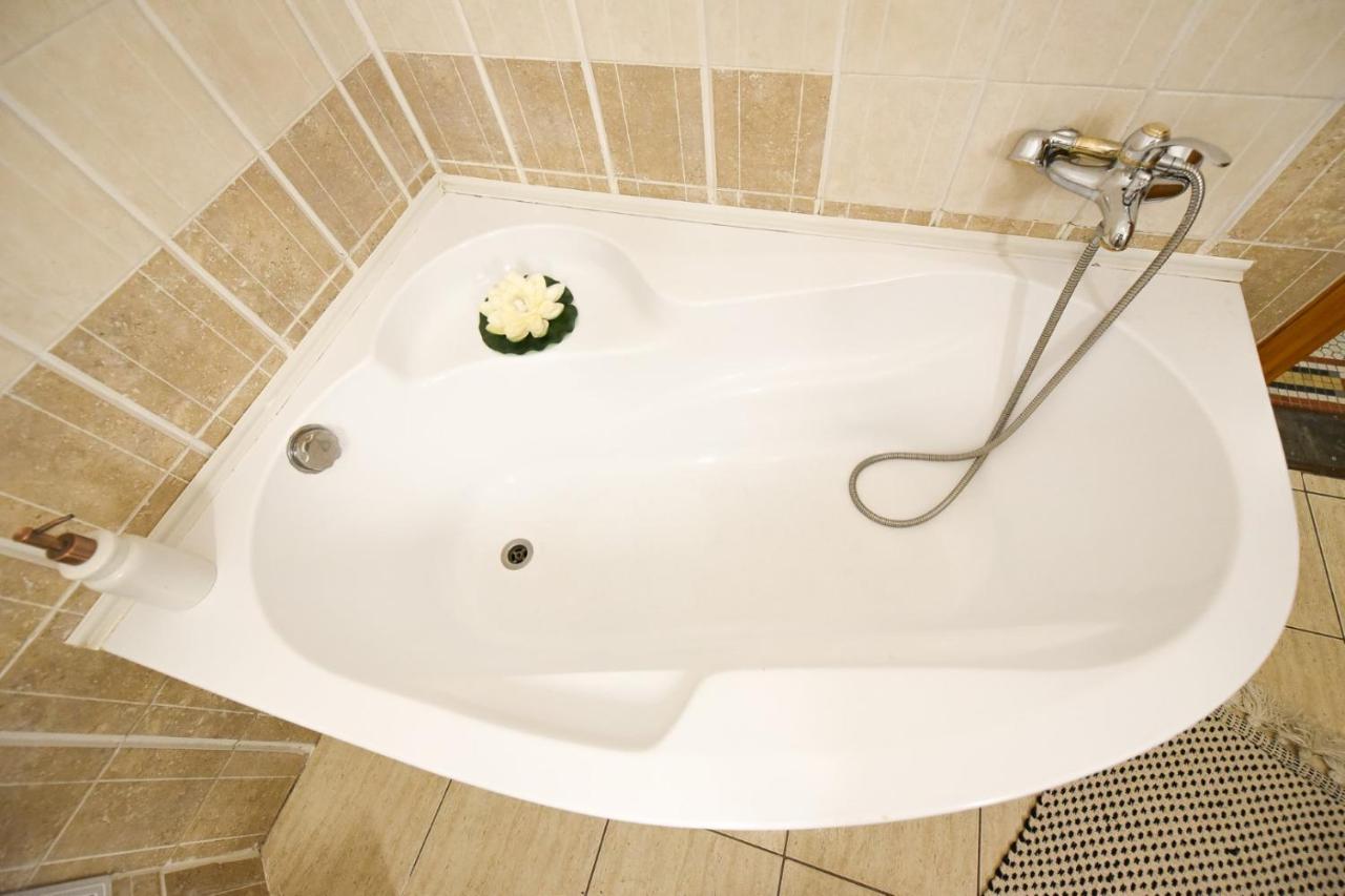 Vintage Elegance, Modern Comfort: 1Br Apartment Overlooking Calea Victoriei Bucarest Exterior foto